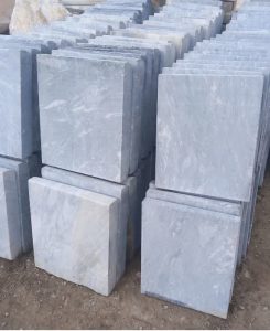 نمای نزدیک سنگ کریستال سابیده با بافت طبیعی و رنگ روشن