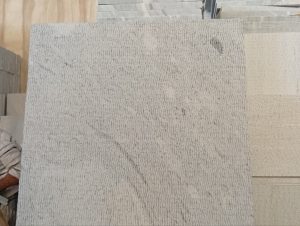 نمای نزدیک از سنگ کریستال تیشه‌ای با بافت و سطح تیشه‌کاری شده