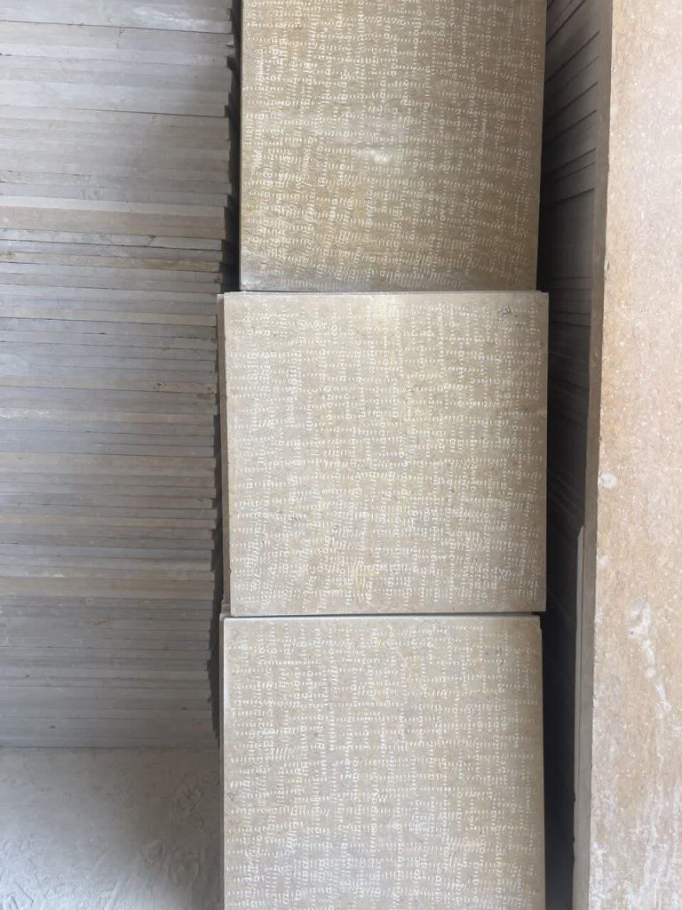 نمای نزدیک بافت زبر سنگ گندمک تیشه ای مناسب برای فضاهای بیرونی